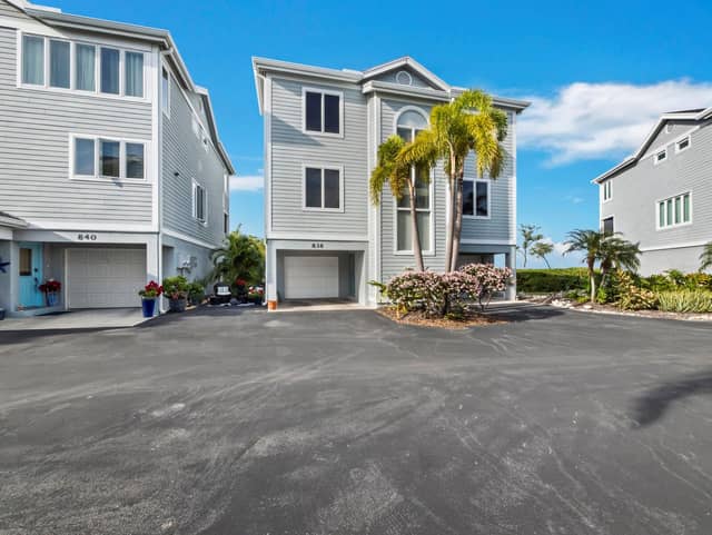 836 EVERGREEN WAY photo