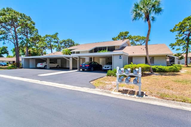 404 PINEBROOK CRES #4 photo