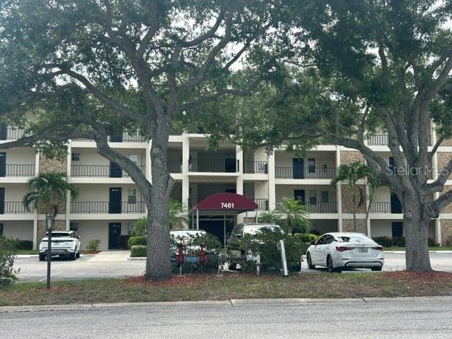 7461 W COUNTRY CLUB DR N #402 photo