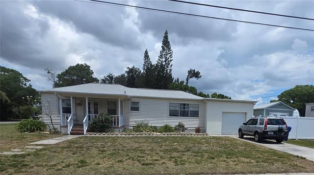 146 NE MADISON CIR N photo