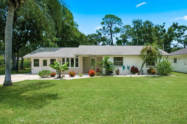 601 SHORE DR E photo