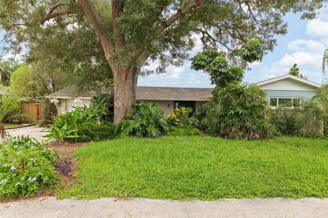 8404 FLAGSTONE DR photo