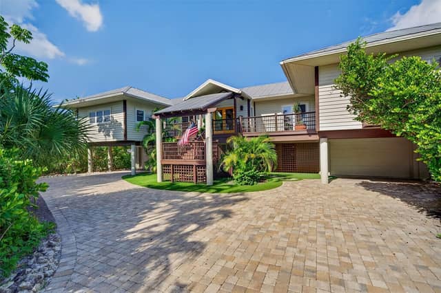 677 LANDS END DR photo