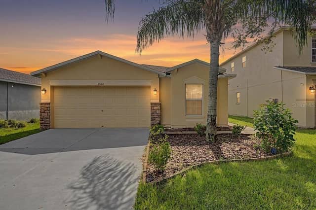 7838 CARRIAGE POINTE DR photo