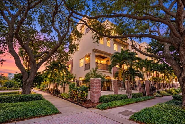 500 BEACH DR NE photo