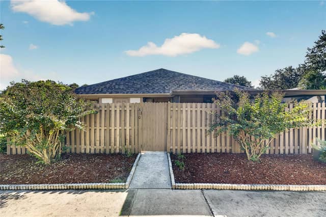 810 HUNTERS CT photo