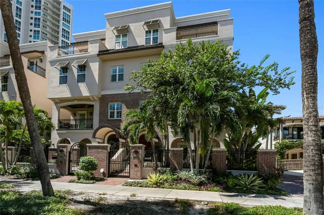 524 BEACH DR NE photo