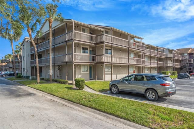 6308 NEWTOWN CIR #8C1 photo