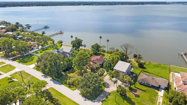 600 SHORE DR E photo